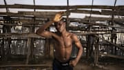Un luchador de dambe de la Casa Arewa posa para una fotografía en el Dei-Dei.