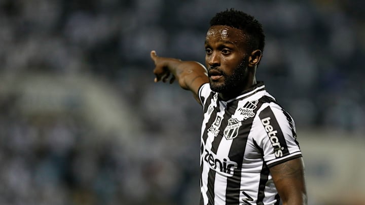 Mendoza, principal jogador do Ceará na temporada, deve continuar fora da equipe alvinegra Mendoza, principal jogador do Ceará na temporada, deve continuar fora da equipe alvinegra