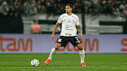 Lucas Veríssimo com o uniforme do Corinthians.