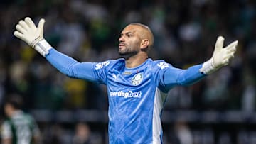 Com fissura na mão direita, Weverton desfalca o Palmeiras no Equador 