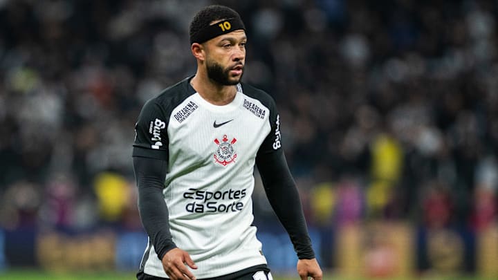 Memphis Depay é desfalque no jogo de hoje