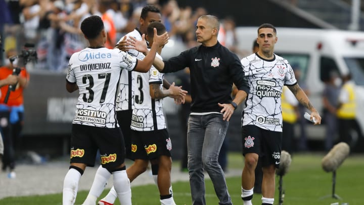 Após retorno de Paulinho, Corinthians segue buscando um camisa 9 para fechar o elenco pensando nas competições de 2022 Após retorno de Paulinho, Corinthians segue buscando um camisa 9 para fechar o elenco pensando nas competições de 2022