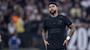 Memphis Depay deve ficar fora do XI inicial do Corinthians em Salvador