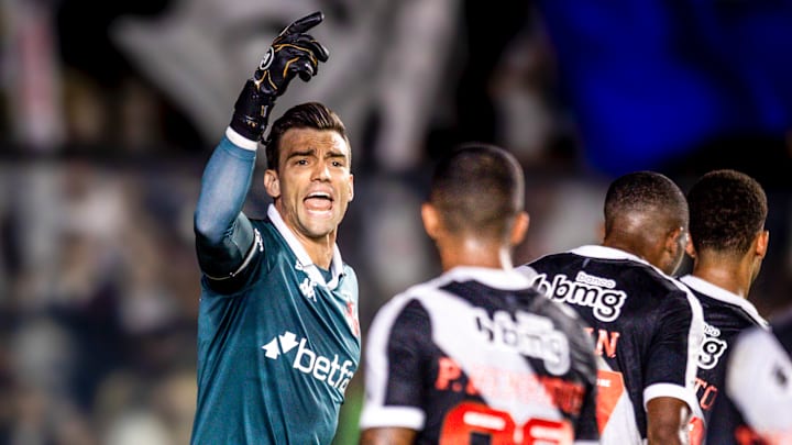 Léo Jardim vive grande fase no Vasco 