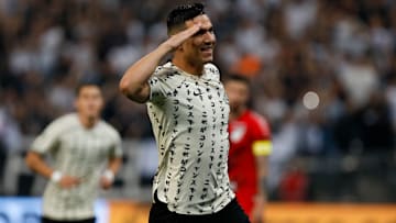Defensor tem duas passagens pelo Corinthians
