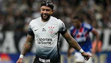 Depay, com dois gols, foi destaque da noite