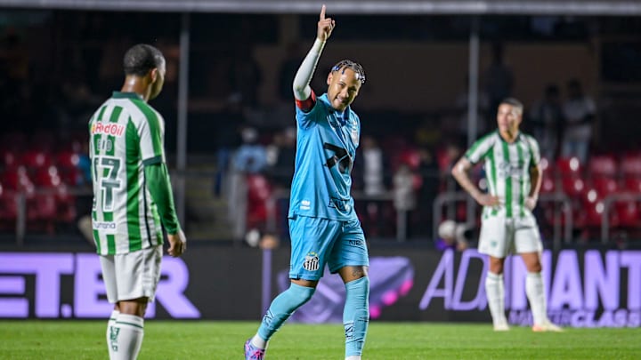 Neymar fez dois gols contra o Juventude Neymar fez dois gols contra o Juventude