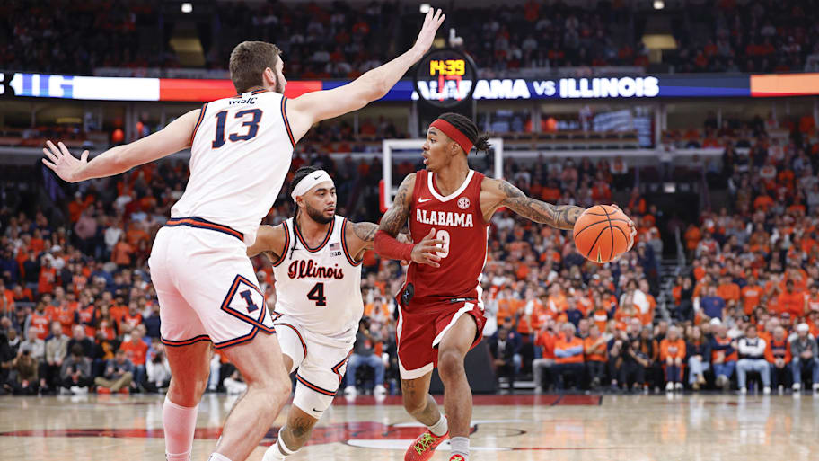 Labaron Philon prepares to pass