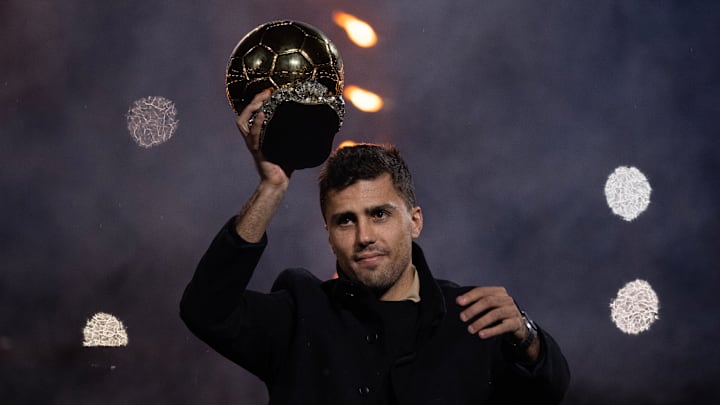 Le milieu espagnol de Manchester City, Rodri, a remporté le Ballon d'or en 2024. Le milieu espagnol de Manchester City, Rodri, a remporté le Ballon d'or en 2024.