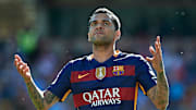 Daniel Alves está perto do jogo 400 com a camisa azul e grená do Barça