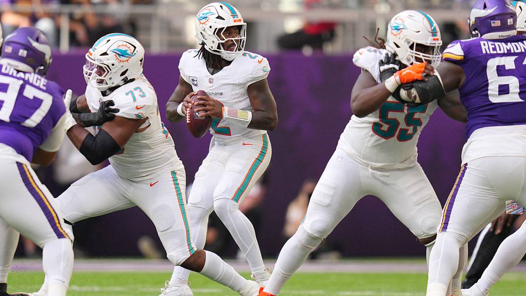 Miami Dolphins quarterback Malik Willis (2) looks to pass during the second quarter against the Minnesota Vikings at U.S. Bank Stadium. Miami Dolphins quarterback Malik Willis (2) looks to pass during the second quarter against the Minnesota Vikings at U.S. Bank Stadium.