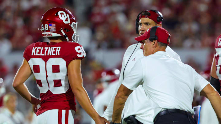 Oklahoma Sooners head coach Brent Venables (right) congratulates kicker Tyler Keltner.