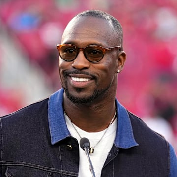 San Francisco 49ers former tight end Vernon Davis speaks during the 49ers hall of fame ceremony during halftime against the New York Jets at Levi's Stadium. Mandatory Credit: Darren Yamashita-Imagn Images