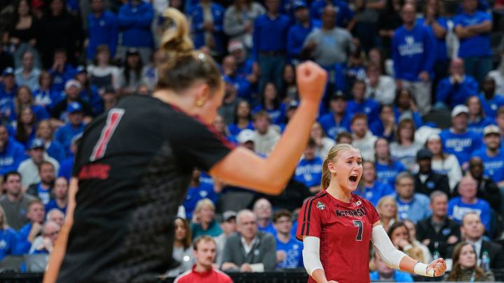 Dec 18, 2025; Kansas City, MO, USA; Wisconsin Badgers libero/defensive specialist Kristen Simon (7) celebrates after a point during the fourth set against the Kentucky Wildcats in a 2025 NCAA Women’s Volleyball Championship semifinal match at T-Mobile Center. Mandatory Credit: Jay Biggerstaff-Imagn Images Dec 18, 2025; Kansas City, MO, USA; Wisconsin Badgers libero/defensive specialist Kristen Simon (7) celebrates after a point during the fourth set against the Kentucky Wildcats in a 2025 NCAA Women’s Volleyball Championship semifinal match at T-Mobile Center. Mandatory Credit: Jay Biggerstaff-Imagn Images