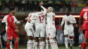 L'esultanza di gruppo del Milan 