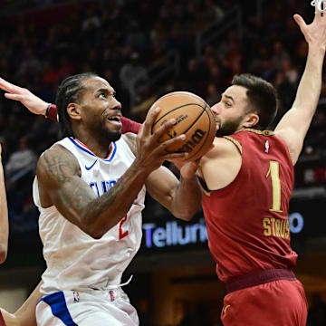  Los Angeles Clippers forward Kawhi Leonard (2) drives to the basket against Cleveland Cavaliers center Jarrett Allen (31) and guard Max Strus (1) during the second half at Rocket Mortgage FieldHouse. Mandatory Credit: Ken Blaze-Imagn Images