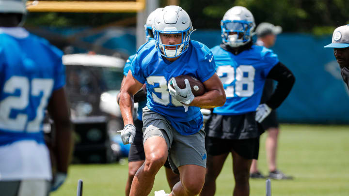 Detroit Lions running back Sione Vaki (33) 