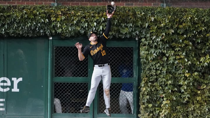 Pittsburgh Pirates outfielder Bryan Reynolds (10) makes a catch on Chicago Cubs designated hitter Seiya Suzuki (not pictured) during the fifth inning at Wrigley Field. 