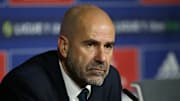 Peter Bosz est venu au secours de son capitaine, Léo Dubois.