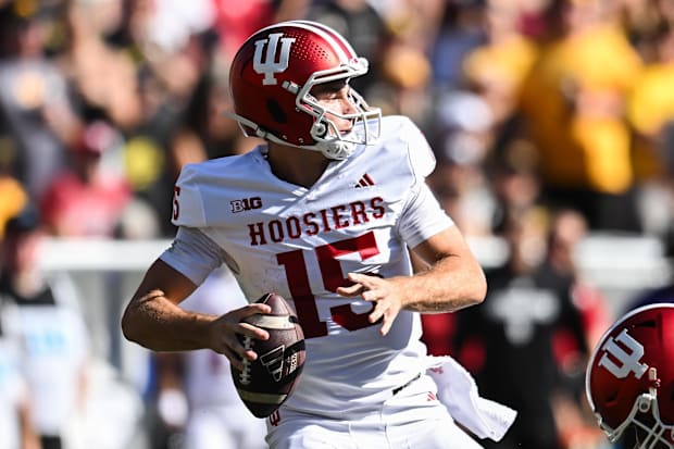 Indiana Hoosiers quarterback Fernando Mendoza