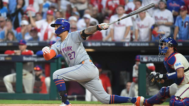 Mets third baseman Mark Vientos hits the game-tying single in NLDS Game 1 vs. Phillies