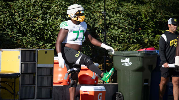 Oregon offensive lineman Matthew Bedford stretches during practice with the Oregon Ducks 