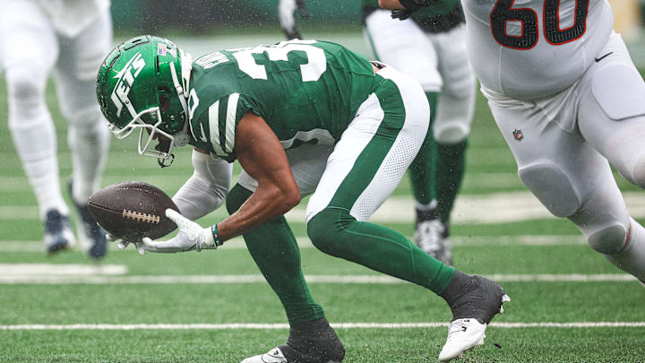 Sep 29, 2024; East Rutherford, New Jersey, USA; New York Jets cornerback Michael Carter II (30) recovers a fumbles in front of Denver Broncos center Luke Wattenberg (60) during the first half at MetLife Stadium. Mandatory Credit: Vincent Carchietta-Imagn Images Sep 29, 2024; East Rutherford, New Jersey, USA; New York Jets cornerback Michael Carter II (30) recovers a fumbles in front of Denver Broncos center Luke Wattenberg (60) during the first half at MetLife Stadium. Mandatory Credit: Vincent Carchietta-Imagn Images