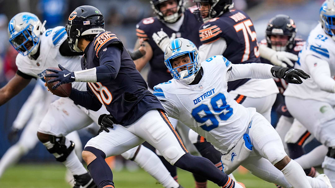 Detroit Lions defensive end Za'Darius Smith (99) pressures Chicago Bears quarterback Caleb Williams (18) Detroit Lions defensive end Za'Darius Smith (99) pressures Chicago Bears quarterback Caleb Williams (18)