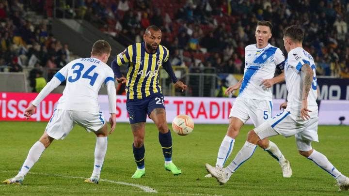 Joao Pedro, Dinamo Kiec savunmasının arasında Joao Pedro, Dinamo Kiec savunmasının arasında