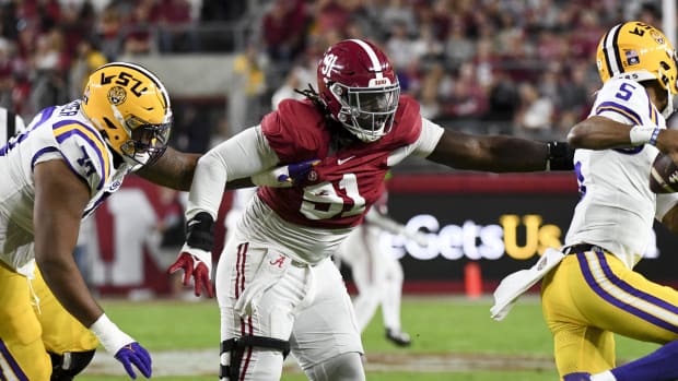 Alabama player pressures LSU quarterback