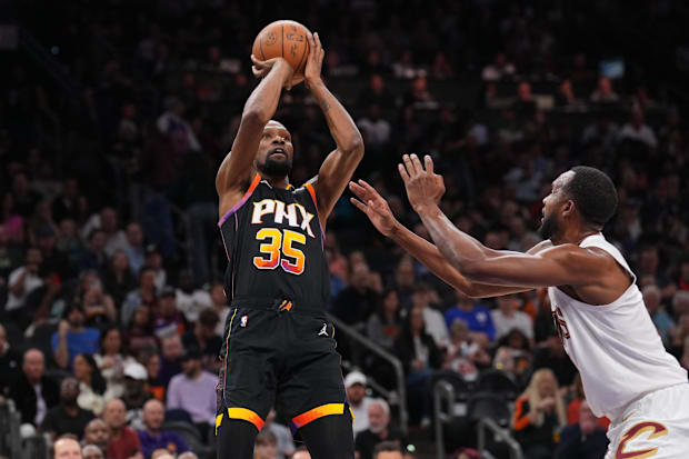 Durant (35) shoots against Cleveland Cavaliers forward Evan Mobley (4)
