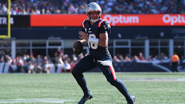 Drake Maye led the Patriots to a dominant 42–13 Week 4 win over the Panthers. 