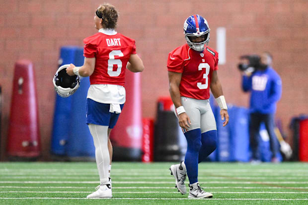 Los Gigantes de Nueva York QB Jaxson Dart y Russell Wilson interactúan durante el minicampamento en el Centro de Entrenamiento de Diagnóstico de Quest.