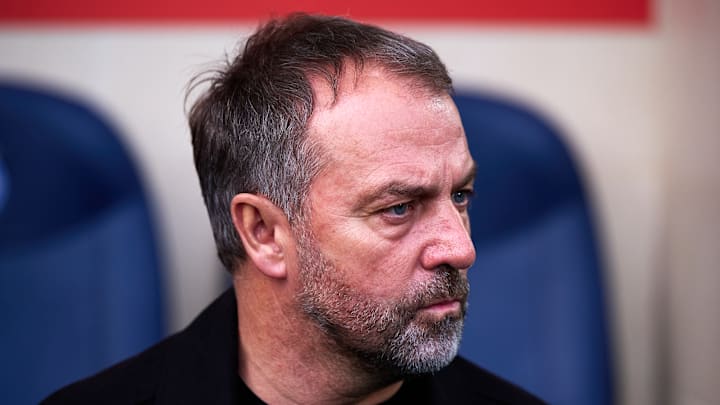 Hansi Flick attend un défenseur central. Hansi Flick attend un défenseur central.