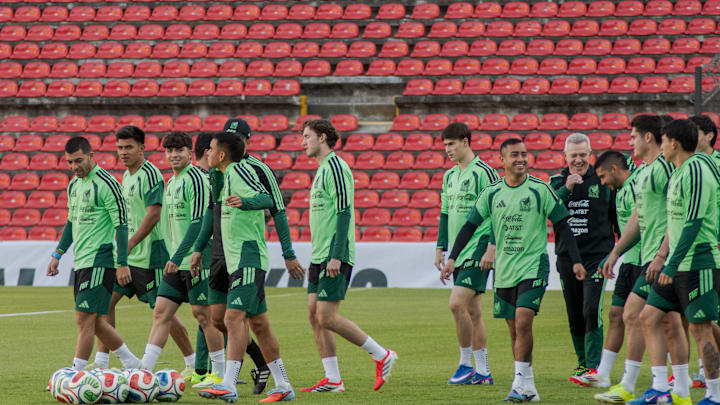 Javier Aguirre convive con sus jugadores en una práctica de la selección mexicana