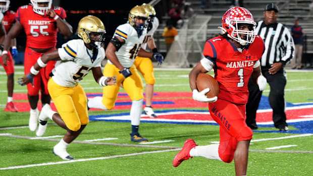 Manatee's Kei'Shawn Smith (#1) scores an easy touchdown. St. Thomas Aquinas defeated the Manatee Hurricanes 16-13 on Friday n