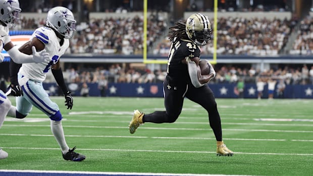 New Orleans Saints running back Alvin Kamara (41) runs in for a touchdown against the Dallas Cowboys 