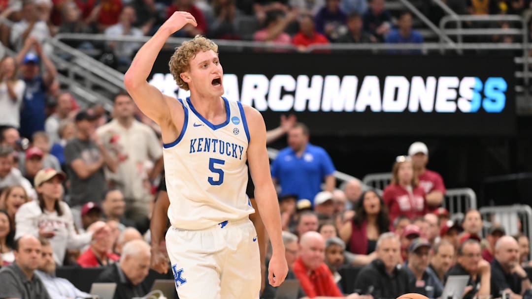 Mar 20, 2026; St. Louis, MO, USA; Kentucky Wildcats guard Collin Chandler (5) reacts against the Santa Clara Broncos during the second half of a first round game of the men's 2026 NCAA Tournament at Enterprise Center. Mandatory Credit: Jeff Curry-Imagn Images