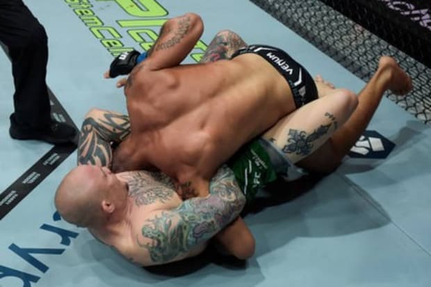 Anthony Smith locks in the guillotine