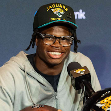 Travis Hunter won over the NFL world with this wholesome moment on a plane. 