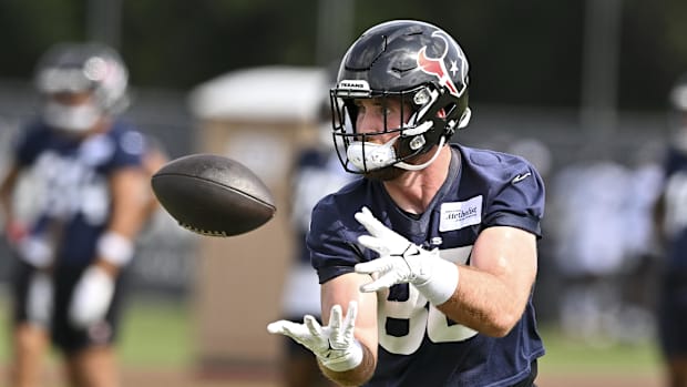 Jun 10, 2025; Houston, TX, USA; Houston Texans tight end Dalton Schultz (86) participates in a drill during an NFL football 