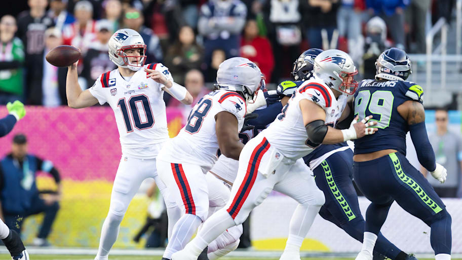 Drake Maye throws a pass in the Super Bowl.