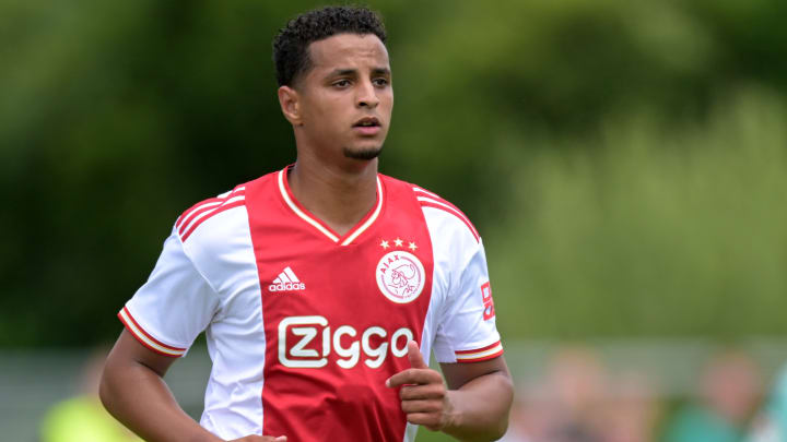 Mohamed Ihattaren ne devrait pas rester à l'Ajax. Mohamed Ihattaren ne devrait pas rester à l'Ajax.