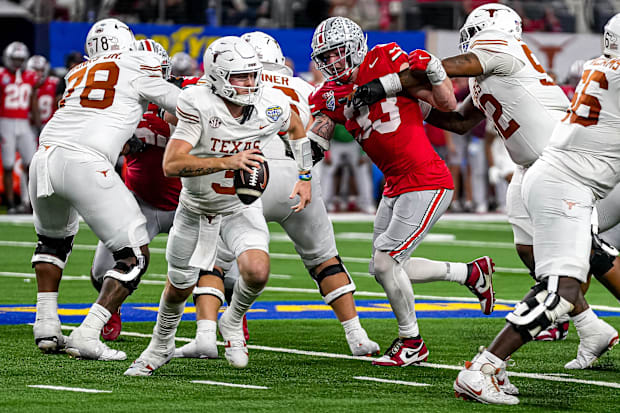 Texas Longhorns quarterback Quinn Ewers (3) runs the ball during the College Football Playoff semifinal