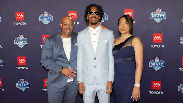 Jayden Daniels' mom flexes over-the-top No. 5 Commanders puffer for