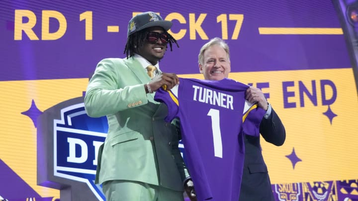 Apr 25, 2024; Detroit, MI, USA; Alabama Crimson Tide linebacker Dallas Turner poses with NFL commissioner Roger Goodell Apr 25, 2024; Detroit, MI, USA; Alabama Crimson Tide linebacker Dallas Turner poses with NFL commissioner Roger Goodell