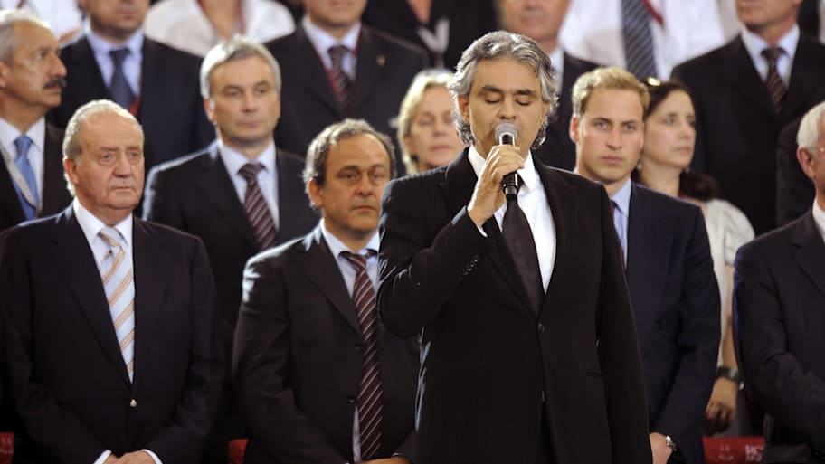 Andre Bocelli performs at the 2009 Champions League final.