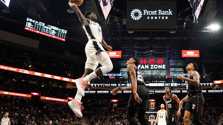 Apr 14, 2024; San Antonio, Texas, USA; San Antonio Spurs guard Sidy Cissoko (25) goes up to dunk