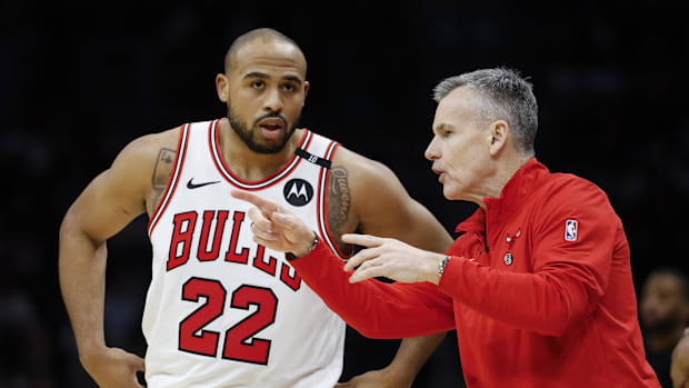 April 6, 2025; Charlotte, North Carolina, United States; Chicago Bulls head coach Billy Donovan talks to transmit Talen Horton-Tucker (22)
