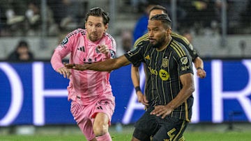 El argentino Lionel Messi del Inter Miami y el colombiano Eddie Segura de Los Ángeles FC durante el duelo de Ida.